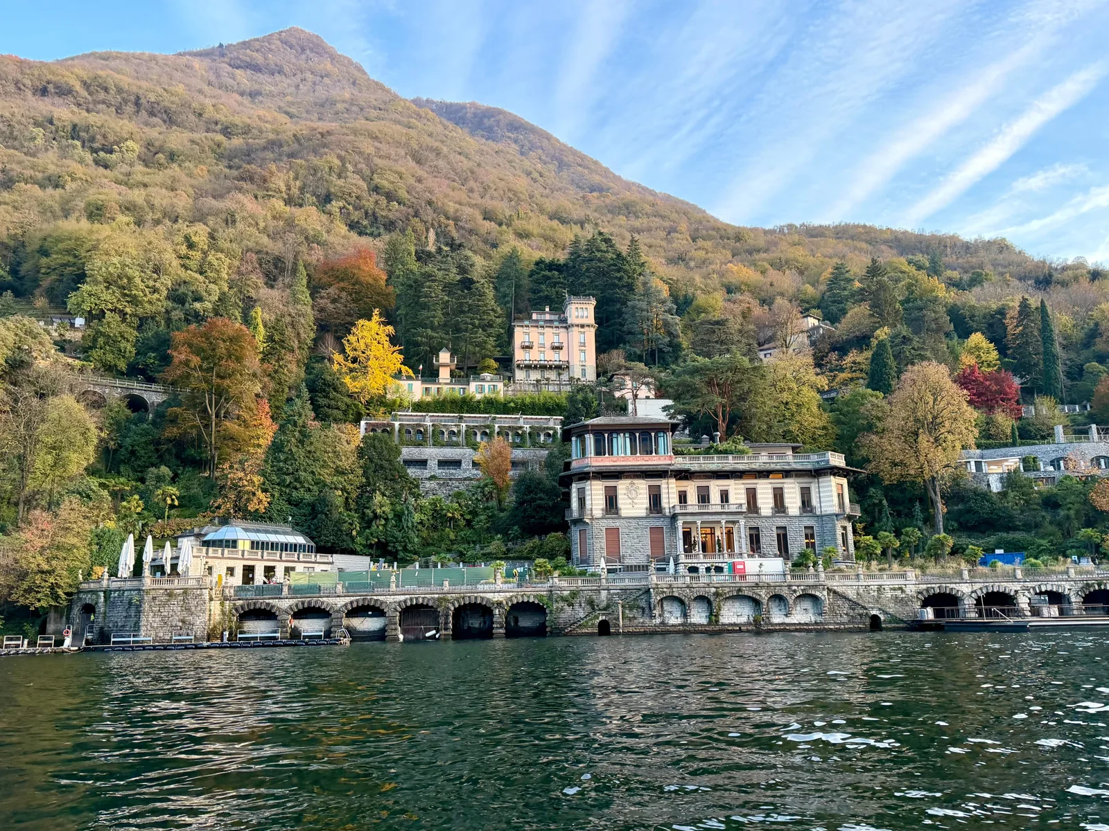 Villa Roccabruna, heute Mandarin Oriental, in Blevio vom See aus