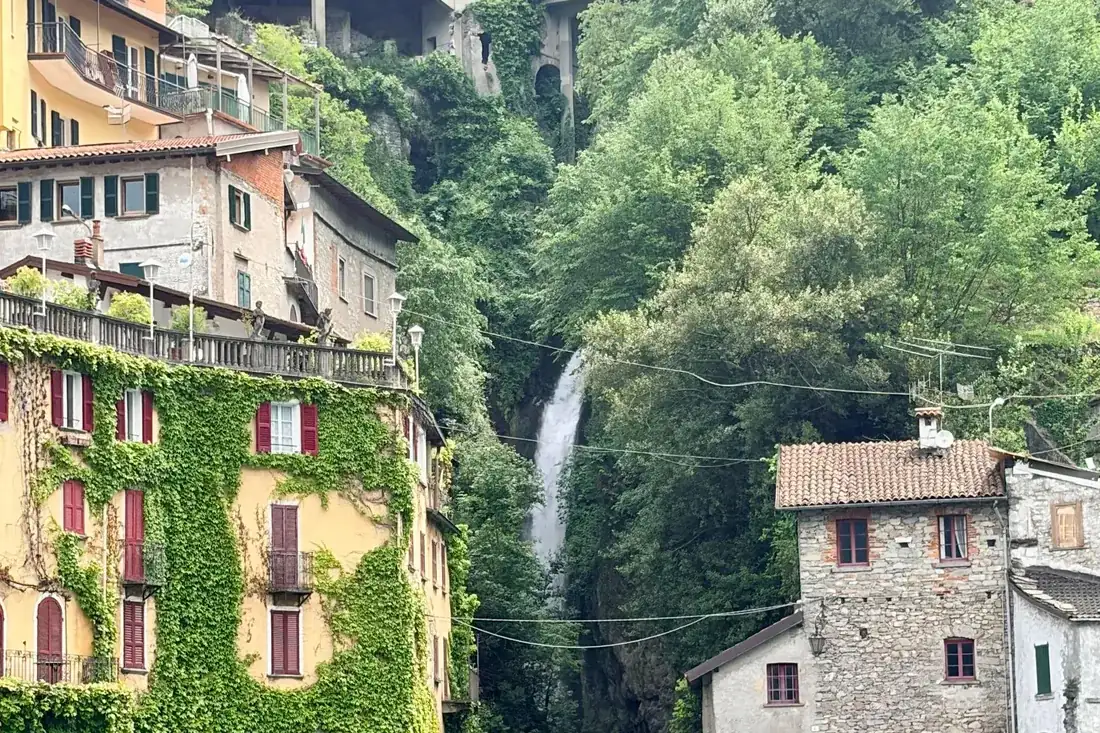 Las casas de colores de Bellagio en el Lago de Como