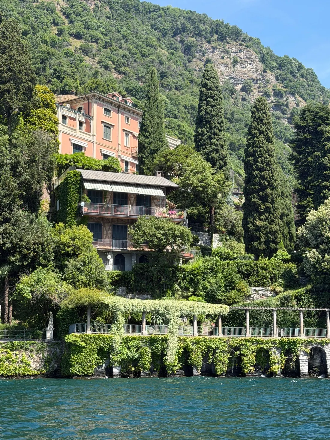 Villa Pizzo fi Cernobbio wa-wajhatuha ala al-buhayra