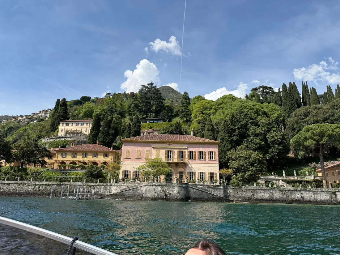 Villa Pizzo fi Cernobbio wa-wajhatuha ala al-buhayra
