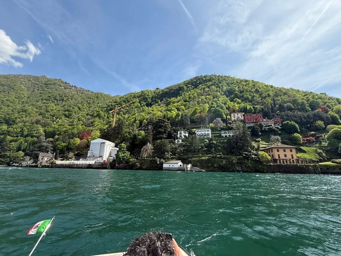 Villa Pizzo fi Cernobbio wa-wajhatuha ala al-buhayra