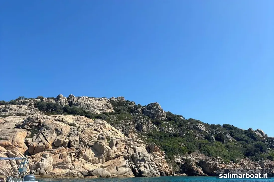 Sosta snorkeling nelle piscine naturali di Molara con un tour Salimar