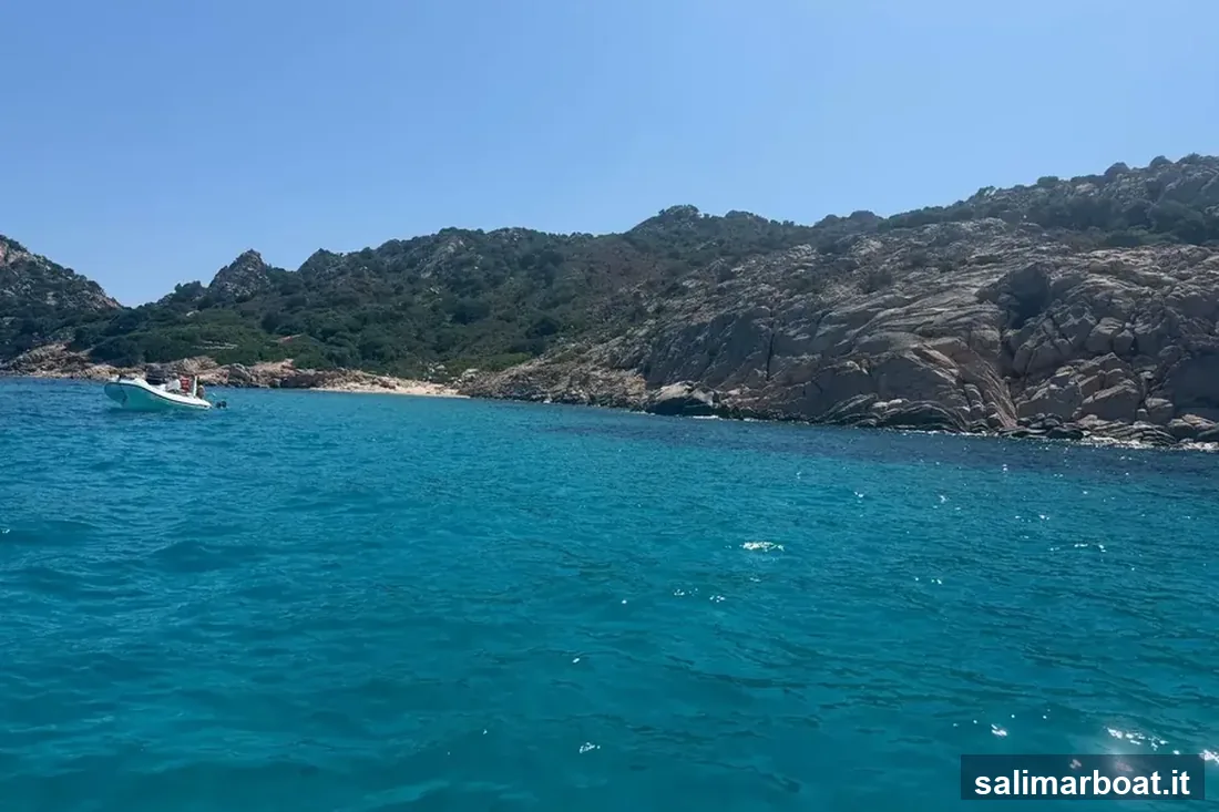 Le acque turchesi delle Piscine di Molara viste dalla barca durante un tour Salimar