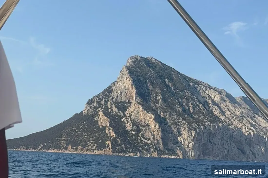 La parete di Tavolara vista dal mare arrivando da Porto San Paolo