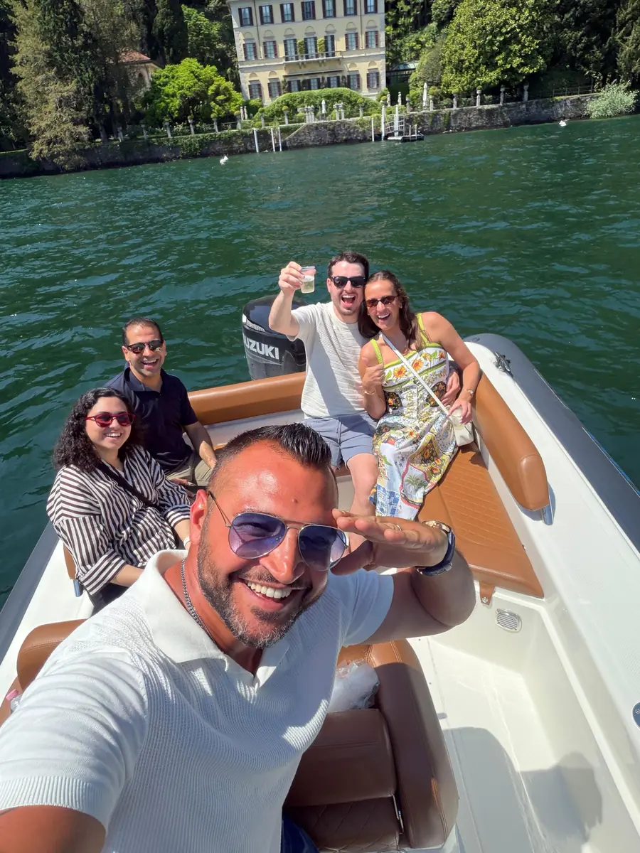 Aperitivo a bordo con prosecco durante el paseo por el Lago de Como