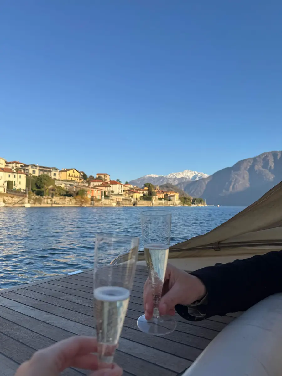 Pasajeros brindando con el prosecco servido a bordo