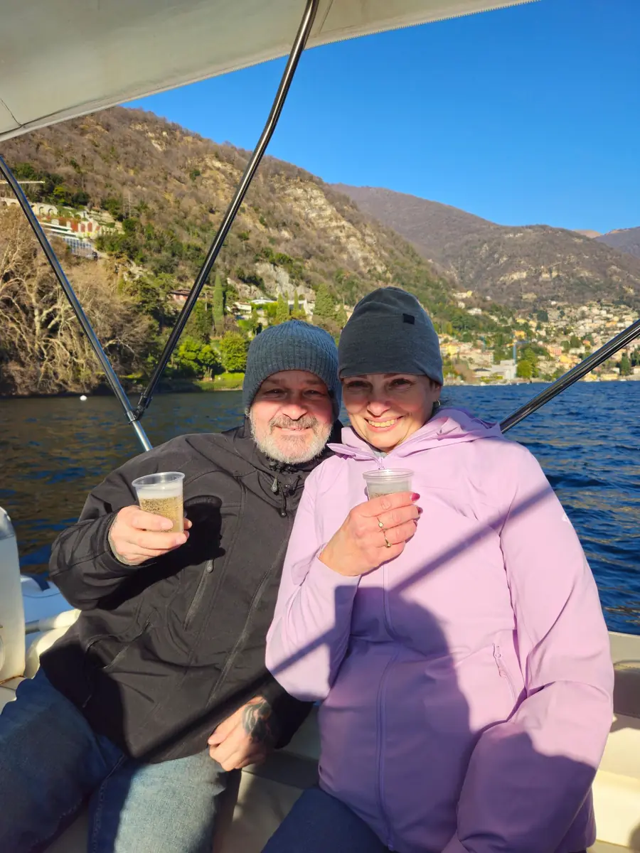Copas de prosecco con el Lago de Como al fondo