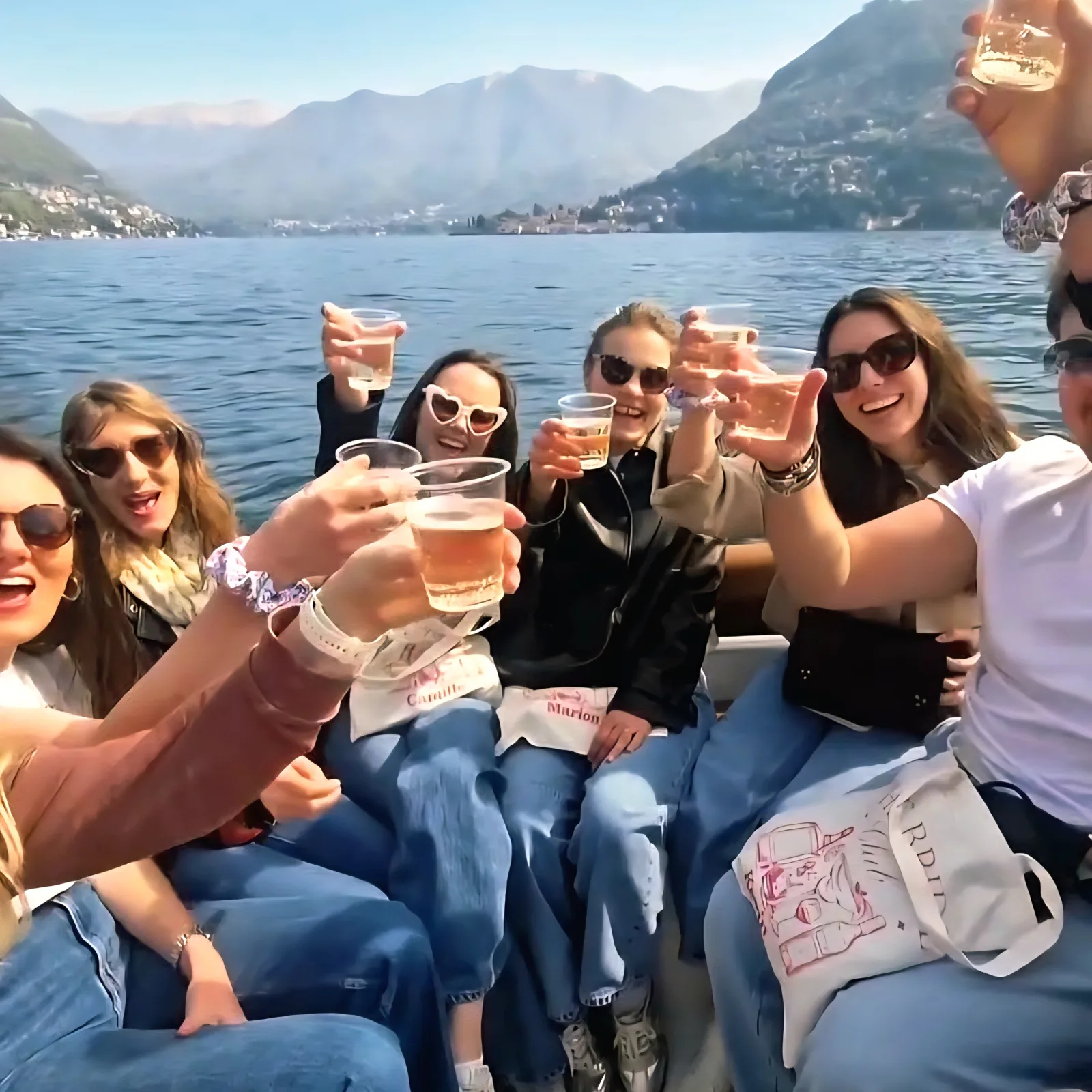Desde Varenna: paseo en barco con parada en Bellagio · 2 horas · con prosecco — tour en barco por el lago de Como