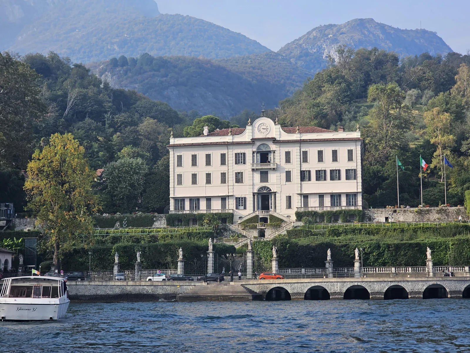 Desde Varenna: paseo en barco con parada en Bellagio · 2 horas · con prosecco — tour en barco por el lago de Como