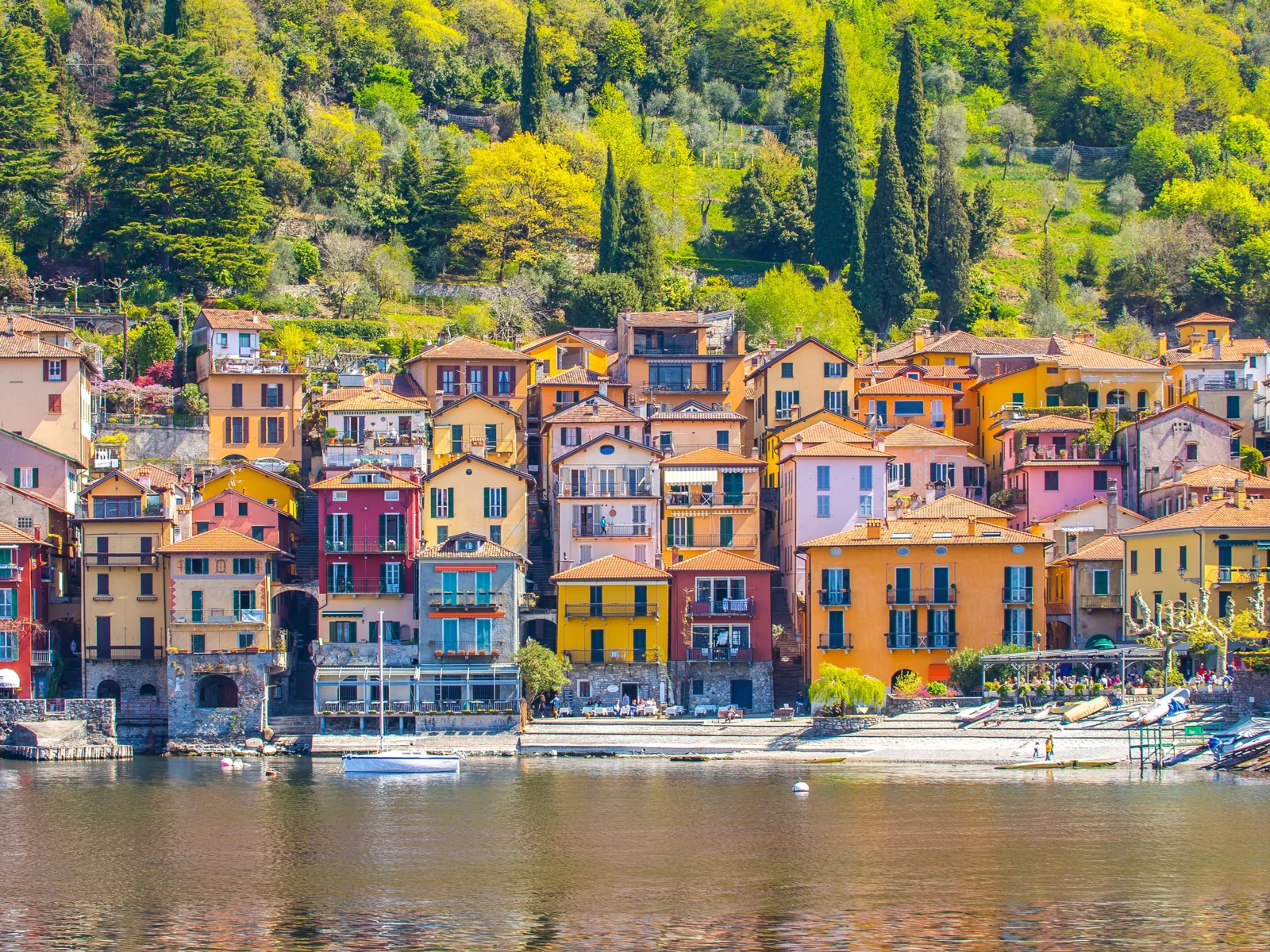 Desde Bellagio: paseo en barco con parada en Varenna · 2 horas · con prosecco