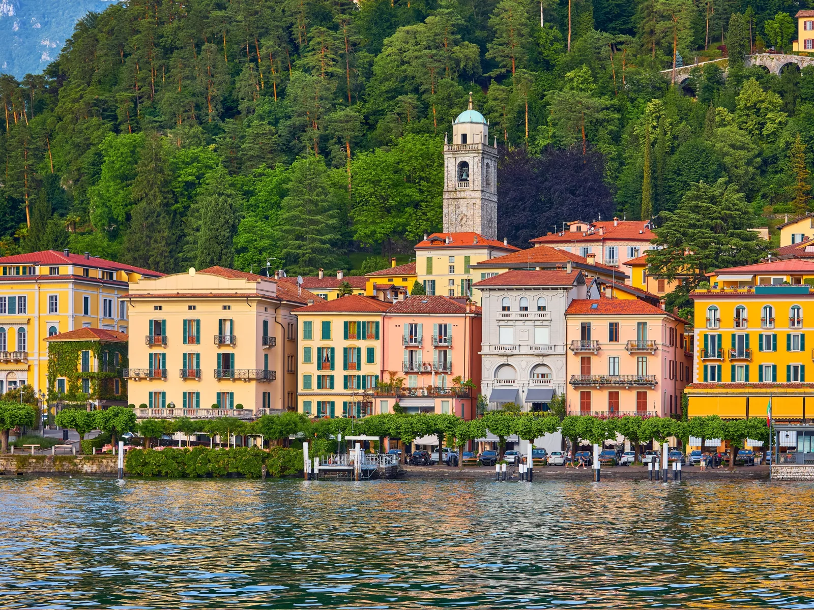 Desde Varenna: paseo en barco con parada en Bellagio · 2 horas · con prosecco