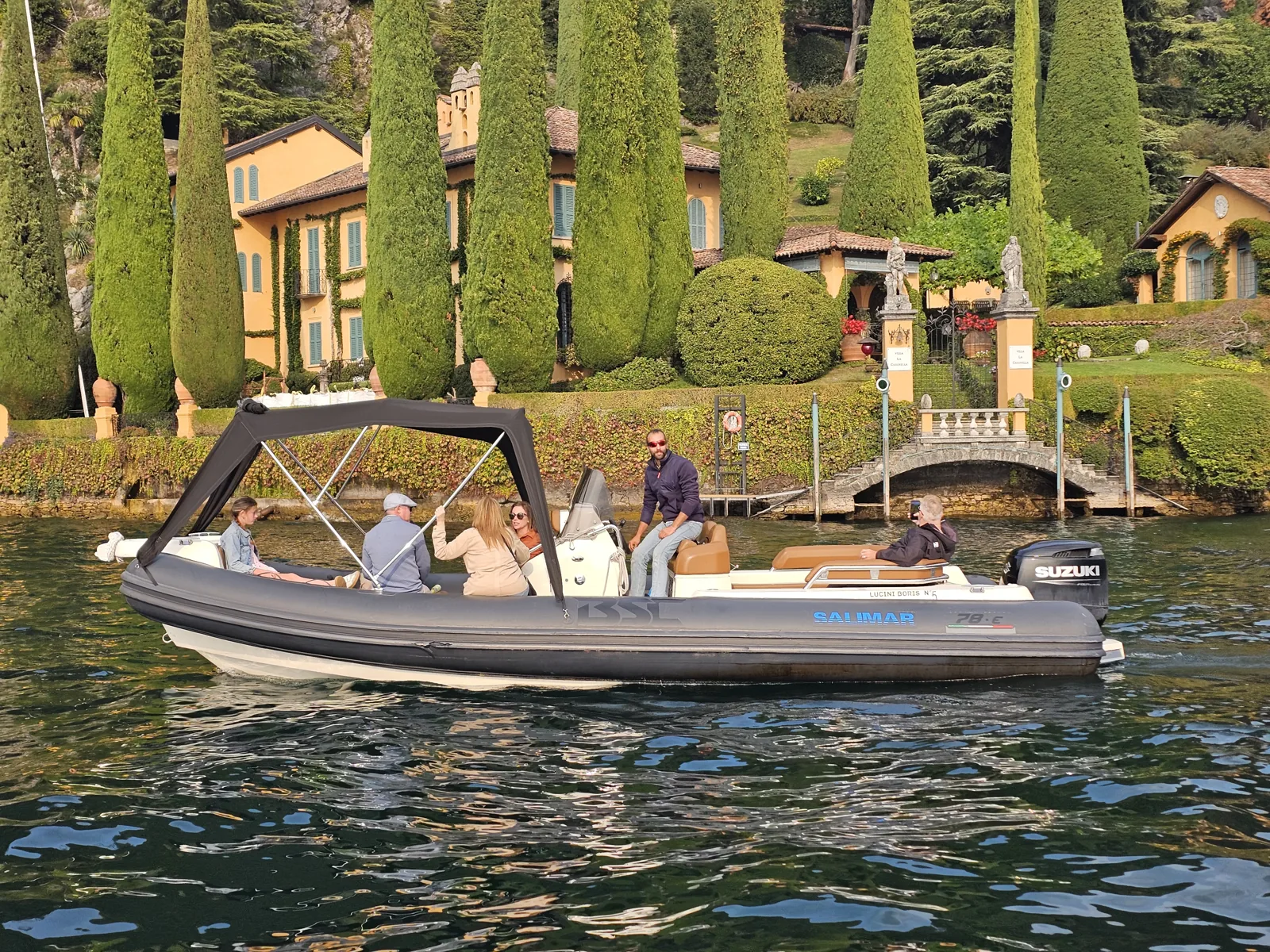 Desde Varenna: paseo en barco con parada en Bellagio · 2 horas · con prosecco — tour en barco por el lago de Como