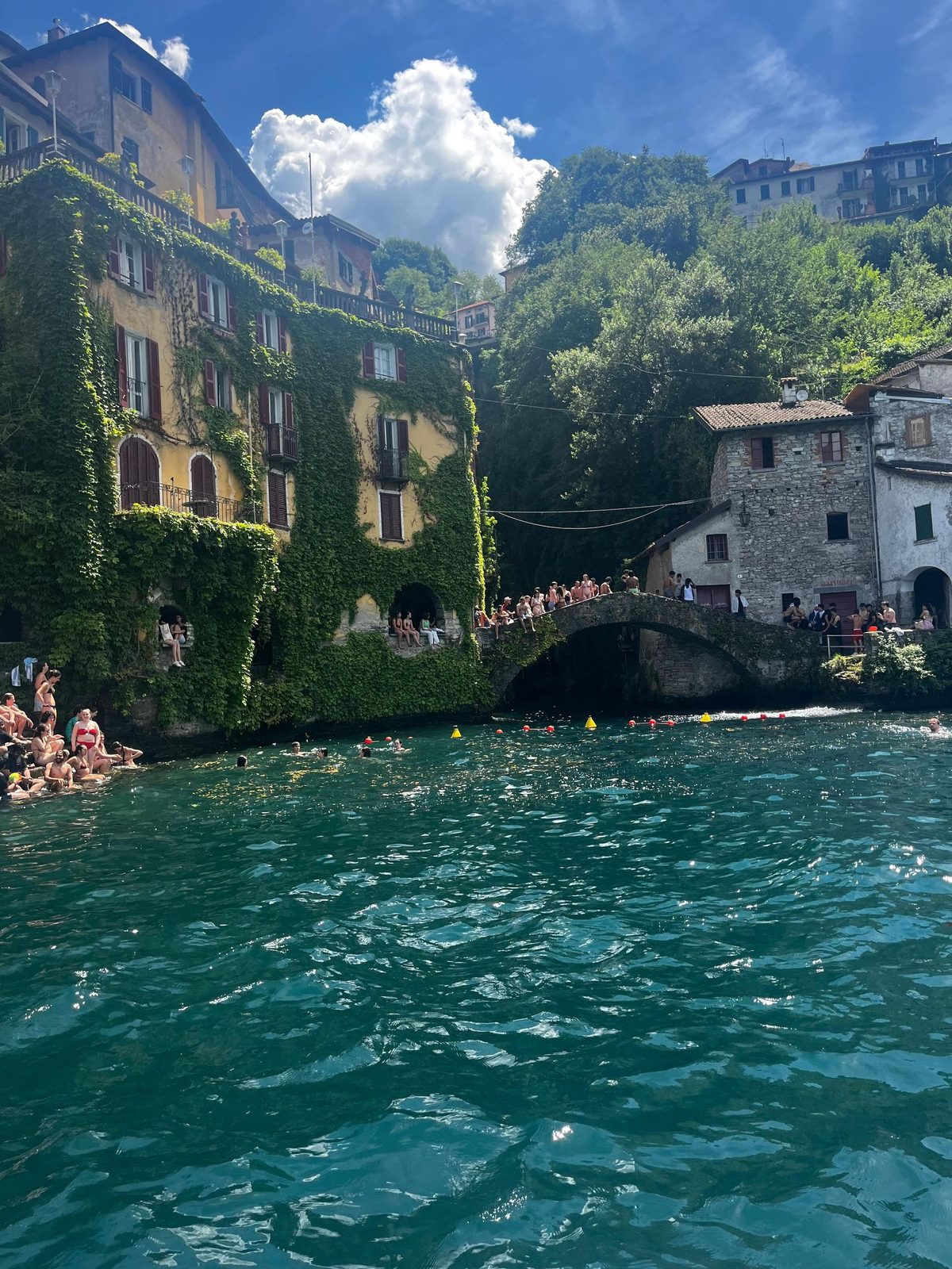 Il lungolago di Bellagio visto dal motoscafo