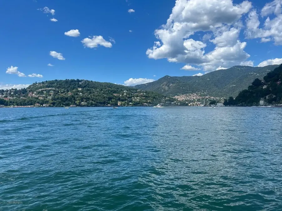 Le premier bassin du lac de Come vu de l'eau