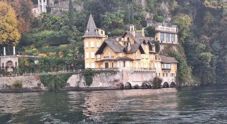 Les villas historiques de Come vues du bateau