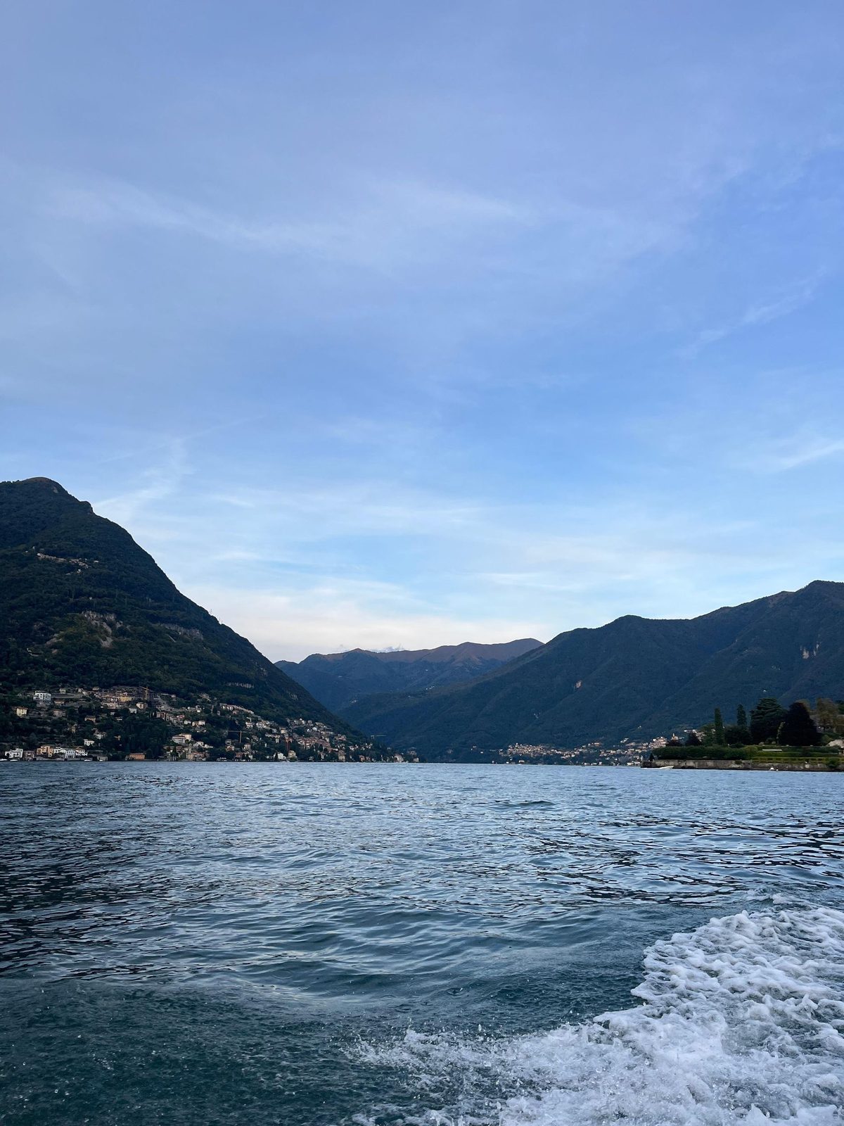 Navigazione davanti al lungolago di Como