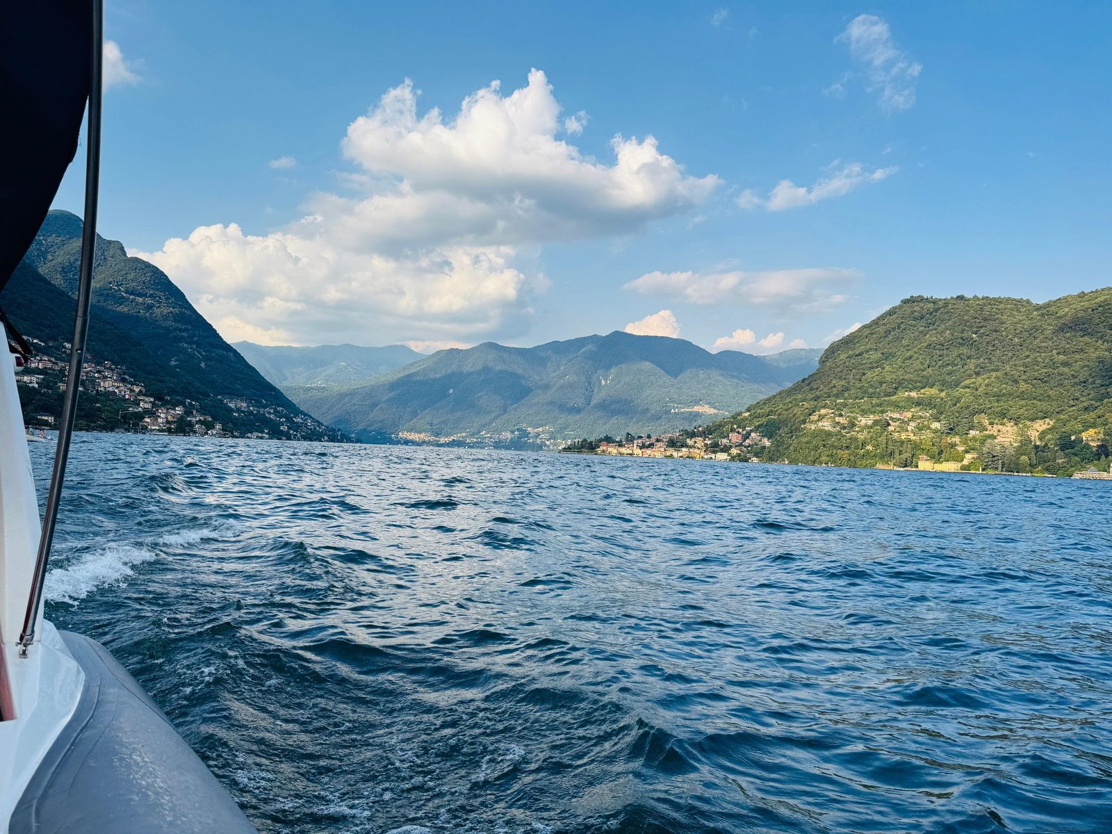 Il Lago di Como in una giornata di sole dalla barca