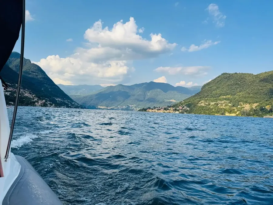 Le lac de Come par une journee ensoleillee