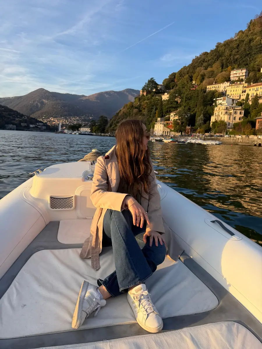 Passagers à bord de la vedette Salimar pendant l'excursion partagée sur le lac de Côme