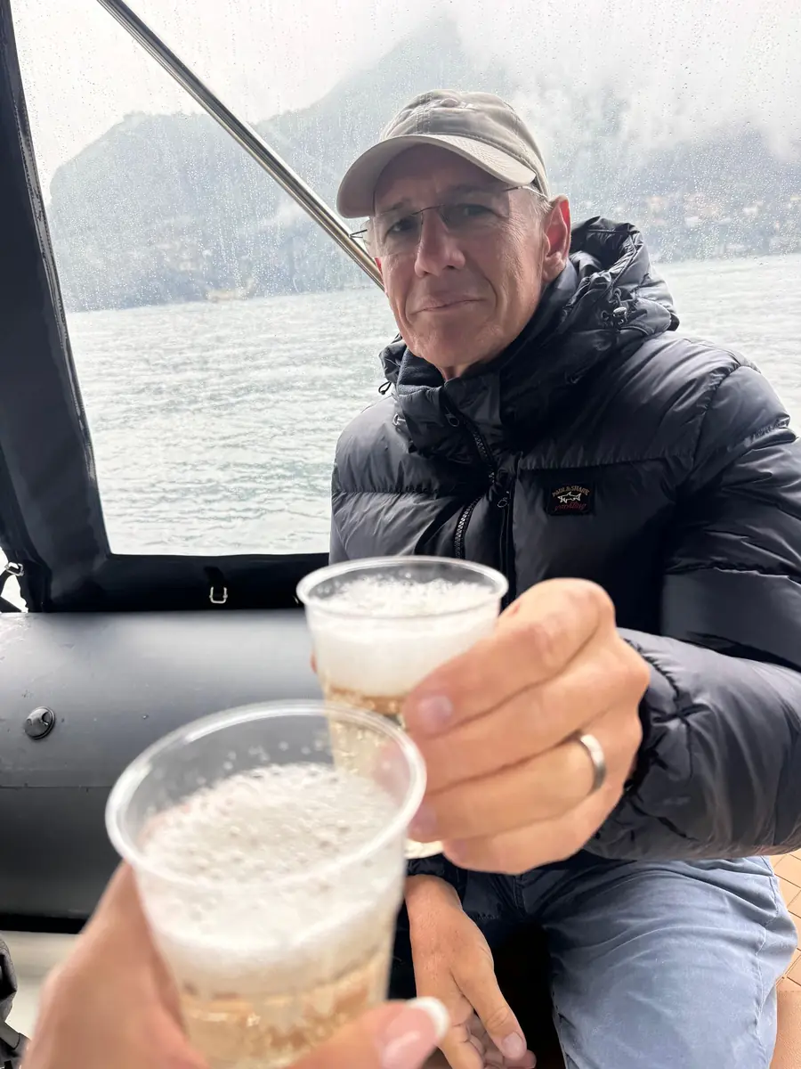 Passagers trinquant au prosecco pendant l'excursion en bateau au départ de Côme