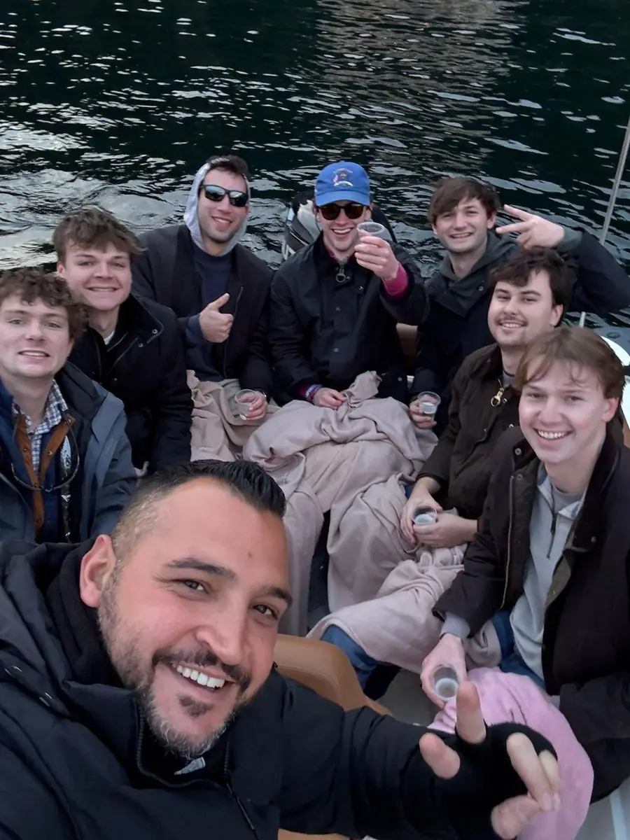 Le skipper Salimar avec les passagers à bord sur le lac de Côme
