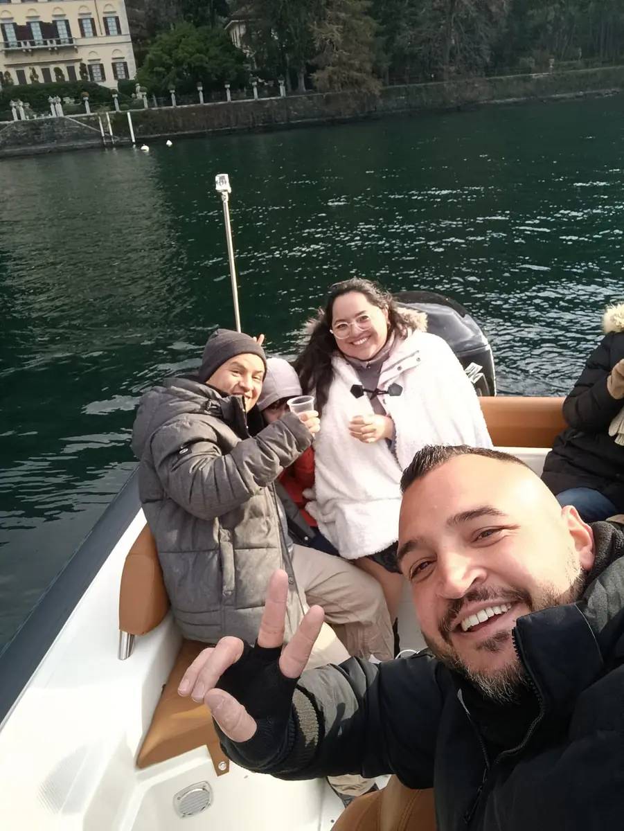 Petit groupe en navigation sur le lac de Côme avec le skipper