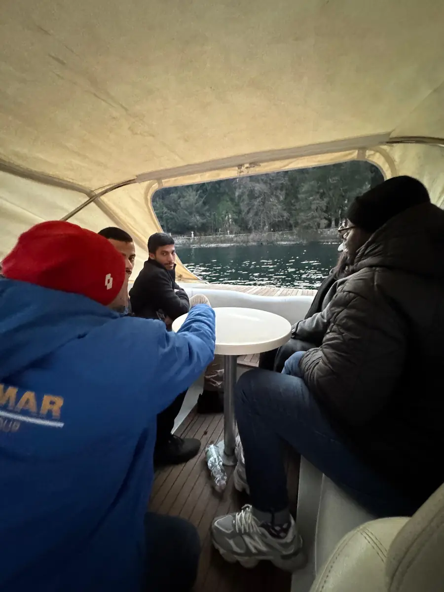 À bord avec le skipper pendant la balade en bateau sur le lac de Côme