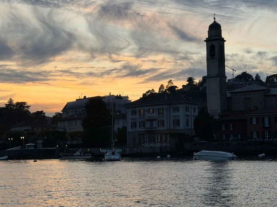 Coucher de soleil + apéritif · 1 heure — tour en bateau lac de Côme