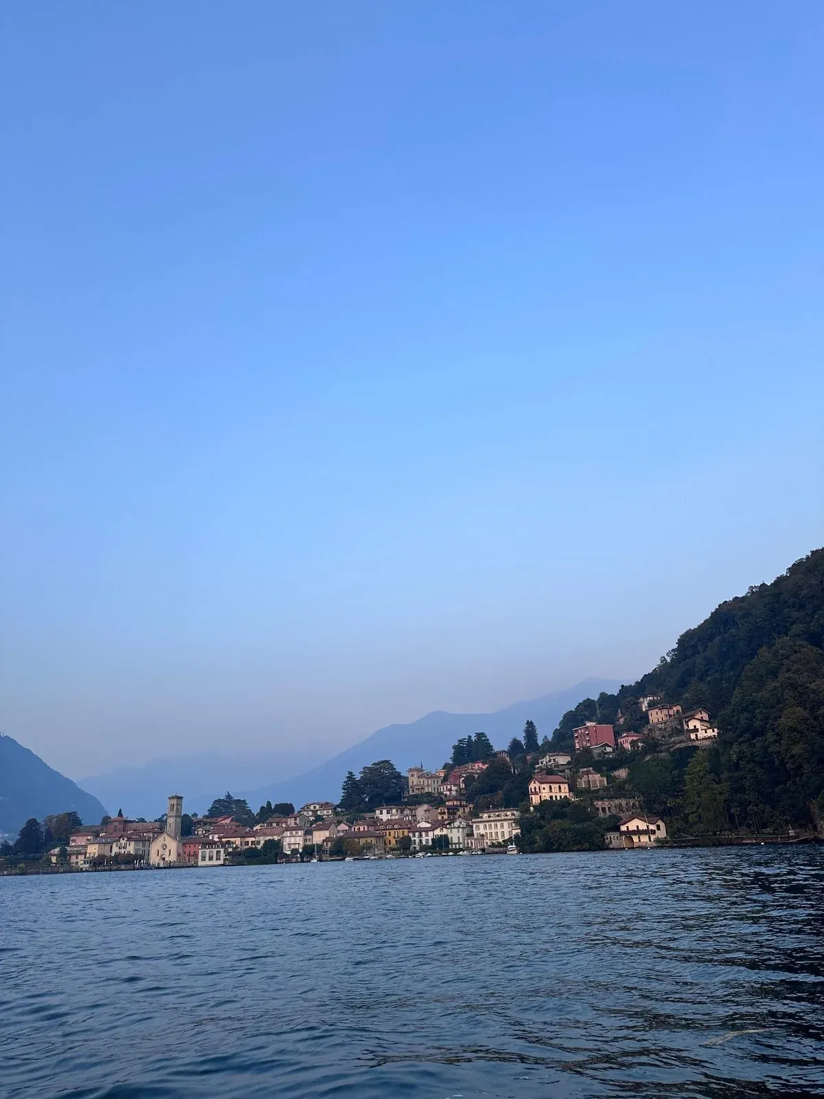 Tramonto sul primo bacino del Lago di Como visto dalla barca