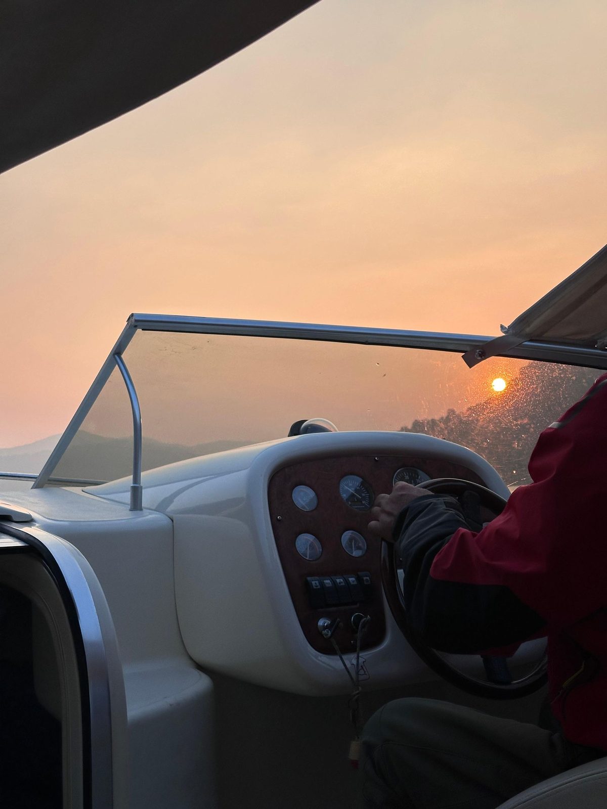 Brindisi con prosecco a bordo al tramonto sul lago