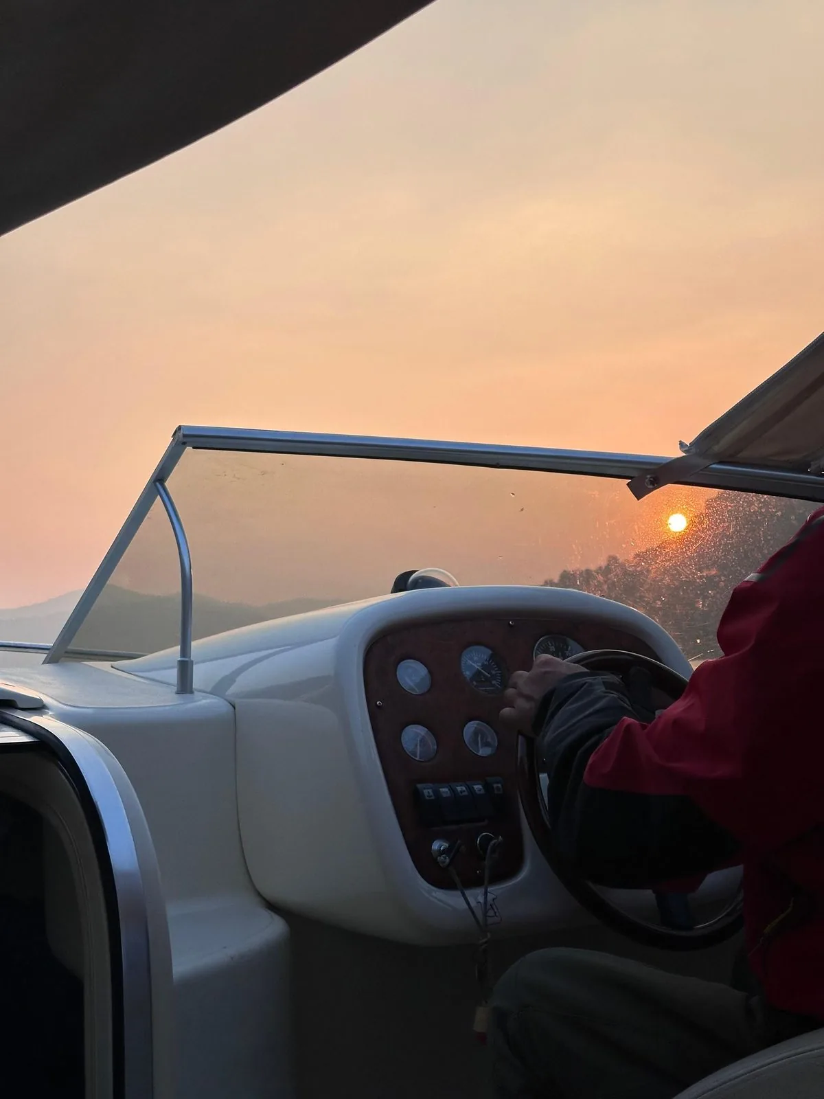 Brindisi con prosecco a bordo al tramonto sul lago