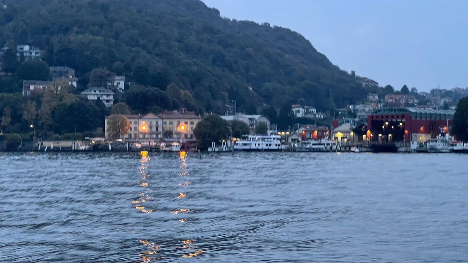 Le ville del Lago di Como nella luce dorata della sera