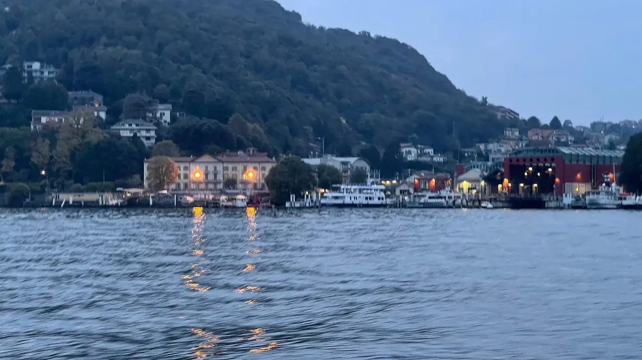 Le ville del Lago di Como nella luce dorata della sera