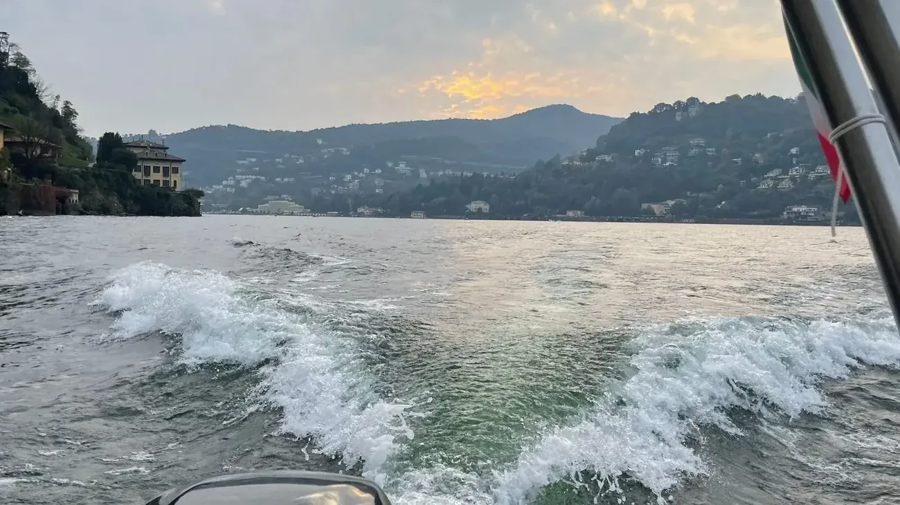 Cielo arancione e riflessi sull’acqua durante il tour al tramonto
