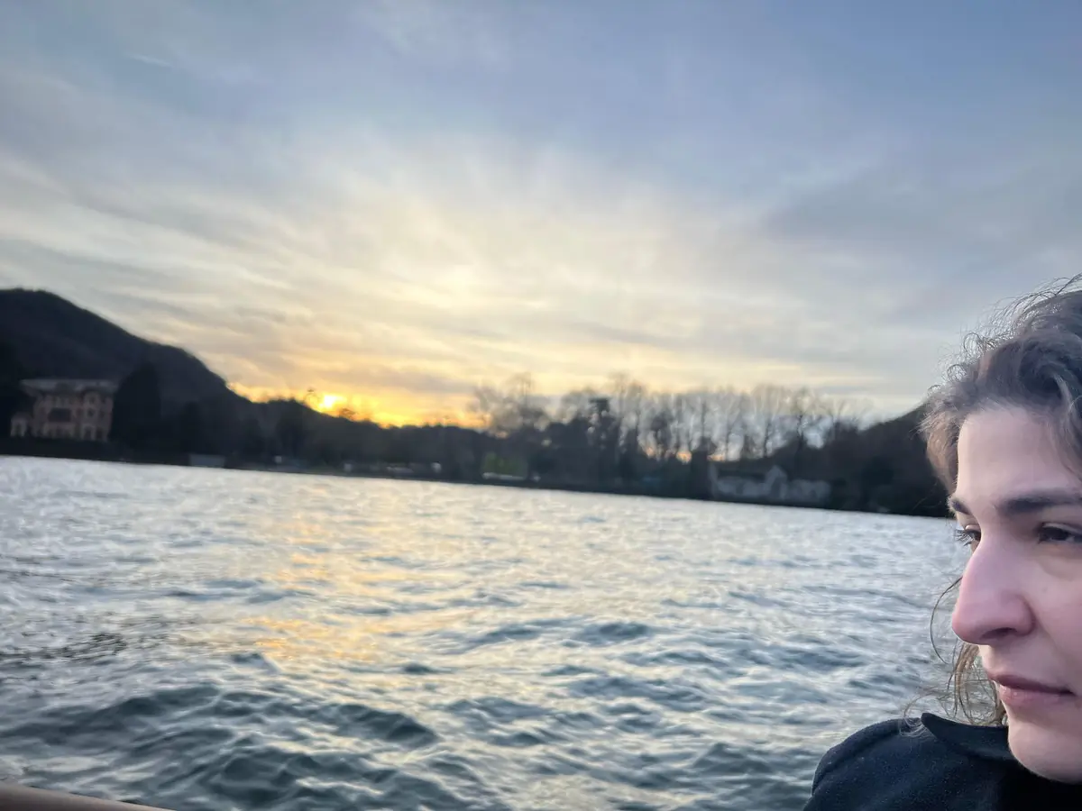 Ospiti a bordo durante il tour al tramonto sul Lago di Como