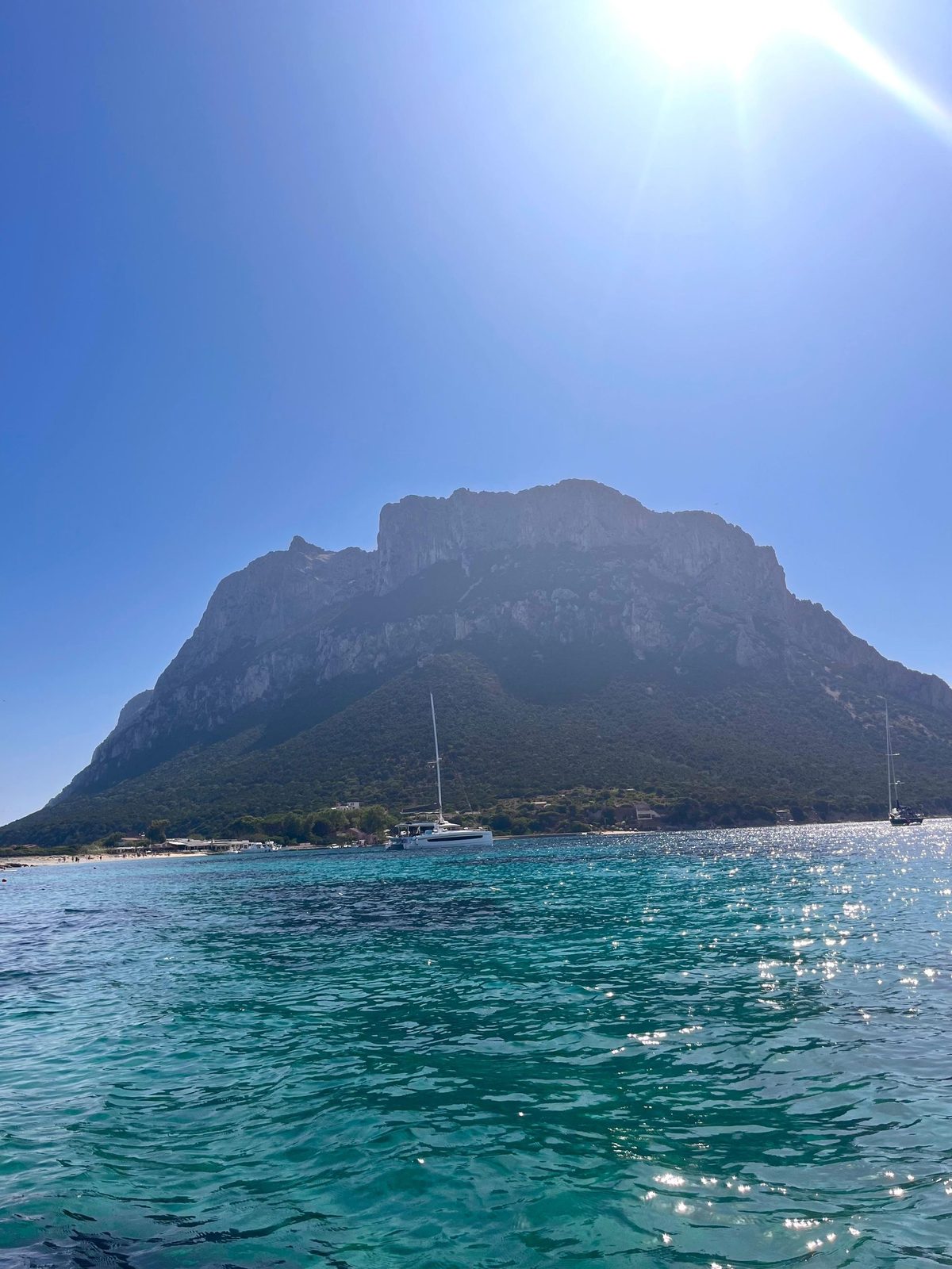 La parete calcarea di Tavolara vista dalla barca