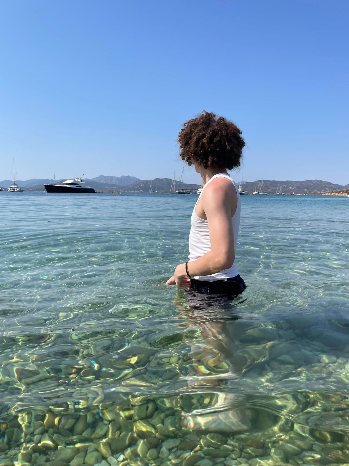 Sosta bagno sotto le falesie di Tavolara