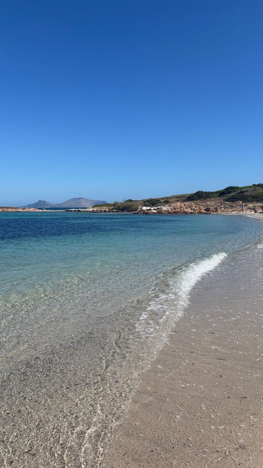 Aperitivo a bordo con Tavolara sullo sfondo